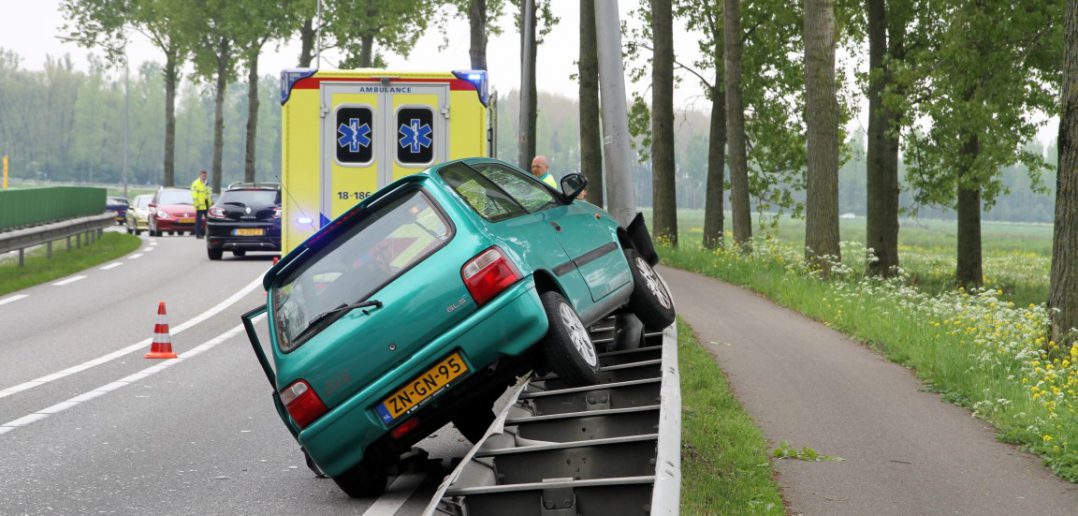 Auto rijdt op vangrail langs provinciale weg bij Oud-Alblas - ZHZActueel
