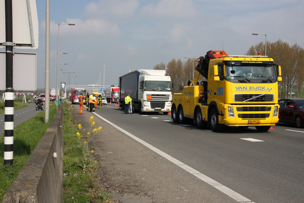Lekkage in vrachtwagen na ongeval A27 Gorinchem (5)