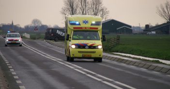 Motorrijder gewond na frontale botsing in Streefkerk