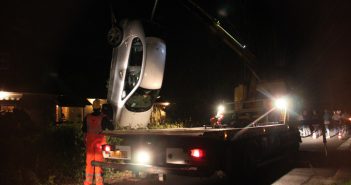 Auto vliegt over de kop en belandt in sloot
