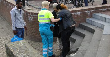 Vrouw valt in het water in centrum Dordrecht