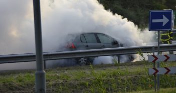 Brandweer blust eerst bermbrandje en daarna autobrand op A16