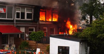 Grote uitslaande brand verwoest woningen in Zwijndrecht (update)