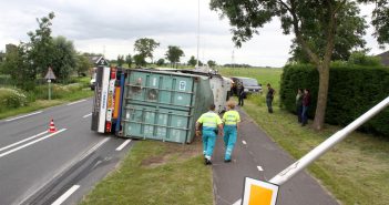 Vrachtwagen kantelt bij Oud-Alblas
