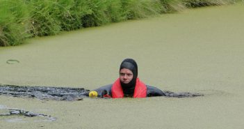 Brandweerduikers assisteren politie bij doorzoeken van water