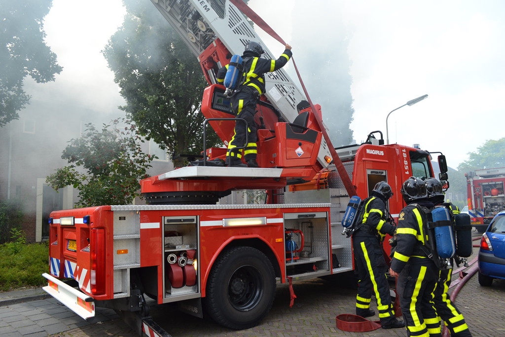 Zeer grote uitslaande brand woningen Prinses Irenestraat Gorinchem (6)