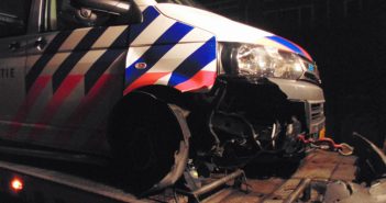 Politieauto vliegt uit de bocht in Kinderdijk