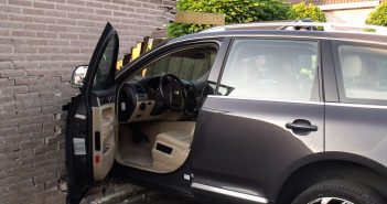 Auto rijdt door schuur in Nieuw-Lekkerland