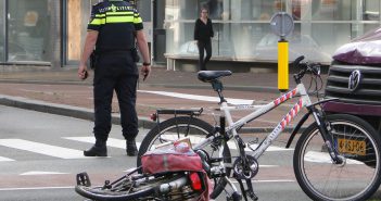 Fietsster zwaargewond na aanrijding met bestelbus in Dordrecht
