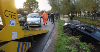 Auto deels te water na aanrijding op de A in Ottoland