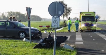 Scooterrijder en auto botsen op de Zijdeweg in Bleskensgraaf