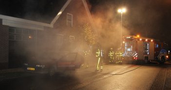 Auto loopt schade op door brand in Schoonrewoerd