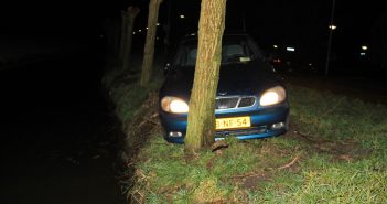 Streefkerker (19) rijdt met auto tegen boom op de Randweg