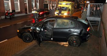 Auto botst tegen huis in Alblasserdam