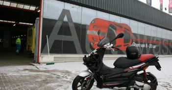 Auto botst op de Merwedestraat met scooter