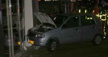 Auto rijdt winkelpui in na aanrijding in Dordrecht