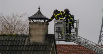 Brandweer maakt rookkanaal schoon na schoorsteenbrand in Nieuw-Lekkerland