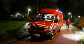 Brandweer haalt man uit sloot in Dordrecht