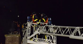Brandweer Zwijndrecht rukt uit voor schoorsteenbrand