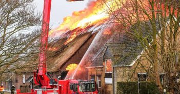 Grote uitslaande brand in schuur Zuid-Beijerland