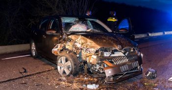 Man verliest macht over het stuur en knalt tegen boom in Arkel