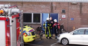 Man ademt gevaarlijke stof in bij IHC in Kinderdijk