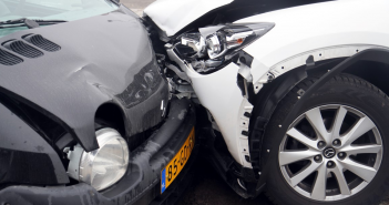 Automobilist botst tegen geparkeerde auto door telefoon in Alblasserdam
