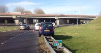 Man belandt met auto op vangrail langs A15 bij Alblasserdam