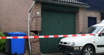 Auto ramt woning aan de Reineweer in Sliedrecht