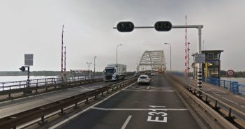 Slagboom Merwedebrug A27 bij Gorinchem eraf gereden