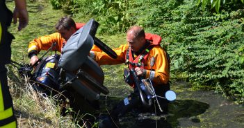 Vrouw met scootmobiel te water in Gorinchem