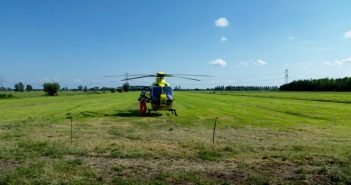 Jochie (2) valt in het water in Bleskensgraaf; traumahelikopter ingezet