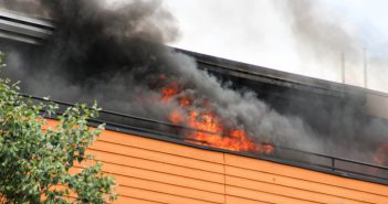 Flatwoningen zwaar beschadigd door uitslaande brand in Zwijndrecht