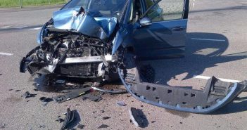 Alleen schade na aanrijding tussen auto en vrachtwagen in Groot-Ammers