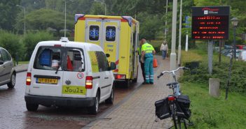 Vrouw met paraplu fietst tegen busje aan en raakt gewond in Gorinchem