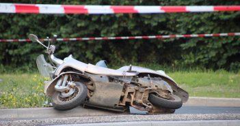 Twee gewonden na aanrijding tussen scooter en auto in Dordrecht