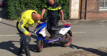 Jongen (13) op scooter klapt op busje in Gorinchem