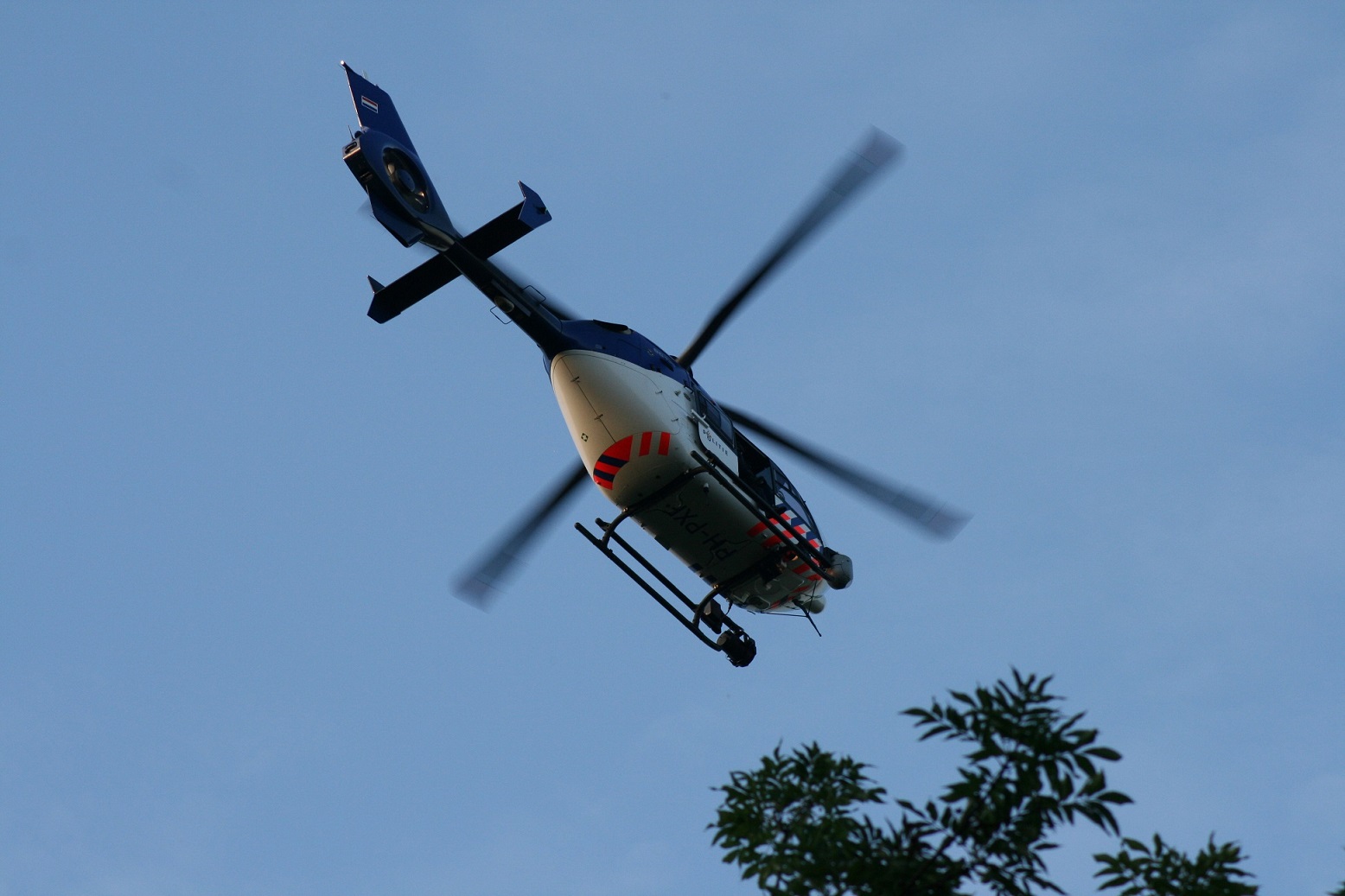 Politiehelikopter zoekt mee naar verdachten in Alblasserdam - ZHZActueel