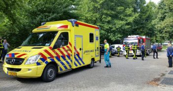 Man rijdt met scootmobiel Dordtse sloot in