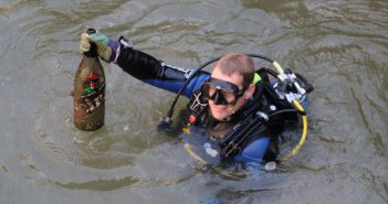 Duikers duiken havens ‘schoon’ voor City Swim Dordrecht to Fight Cancer