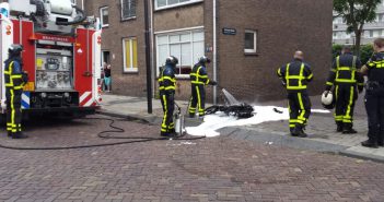 Bromfiets in brand in centrum Dordrecht
