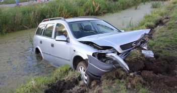 Automobilist mist bocht en raakt te water in Streefkerk