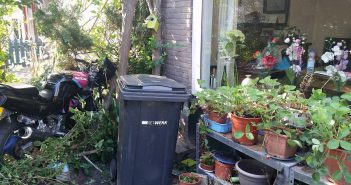 Motorrijder crasht in voortuin van woning Dordrecht en gaat ervandoor