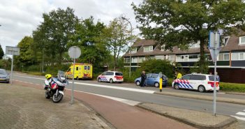 Scooterrijdster aangereden door afslaande auto in Dordrecht