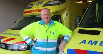 Ambulancechauffeur Bram Zijderveld stopt na 31 jaar op de ambulance