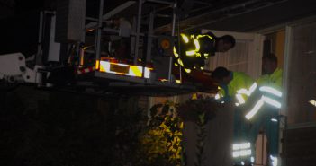 Brandweer tilt bejaarde vrouw uit woning na val