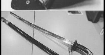 Samoeraizwaard en vuurwapen aangetroffen in woning in Dordrecht