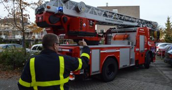 Brandweer helpt patient naar beneden in Gorinchem