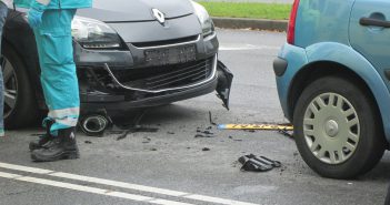 Drie auto’s botsen op Nassauweg in Dordrecht