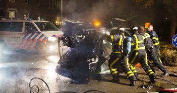 Auto slaat over de kop in Dordrecht; bestuurder spoorloos